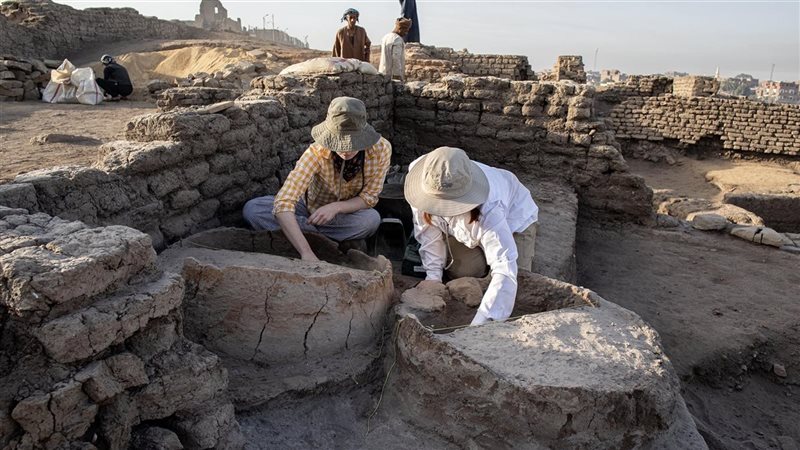 عاملون بالاثار