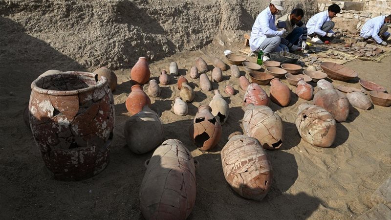 العاملين بقطاع الآثار
