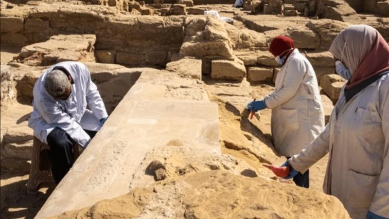 العاملين بقطاع الآثار