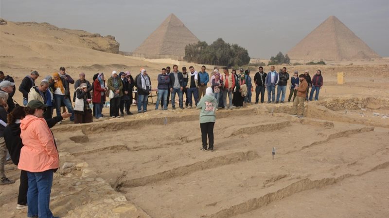 العاملين بالآثار