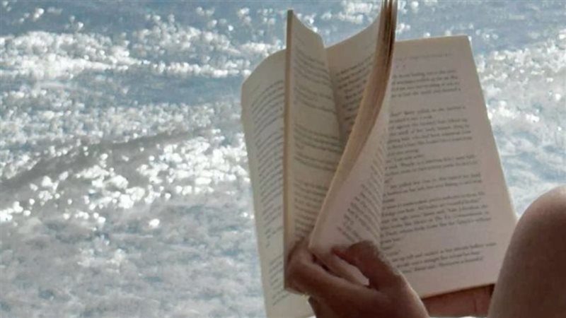 قراءة على الشاطئ