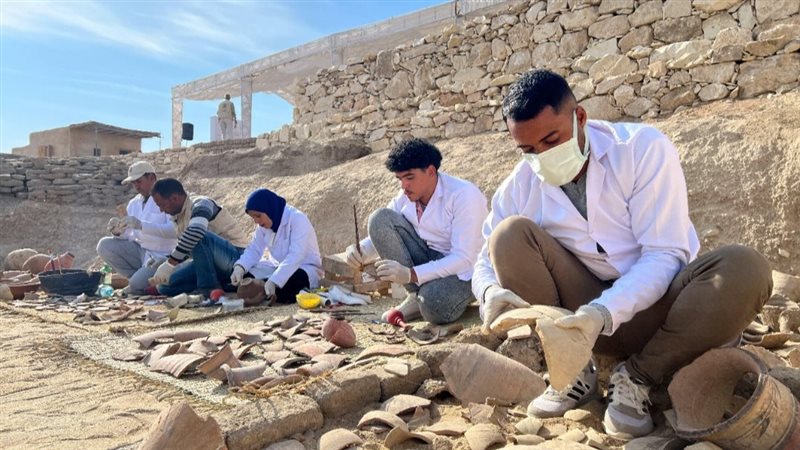 عاملون بالاثار 