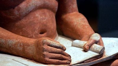 الكاتب الجالس.. تفاصيل صغيرة تكشف عبقرية النحات المصري القديم