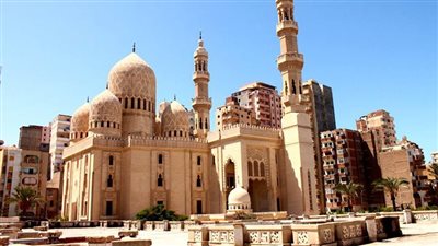 مسجد أبو العباس المرسى.. حكاية 8 قرون من التاريخ والتصوف في قلب الإسكندرية