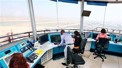 ماذا يفعل المراقب الجوي في أخطر دقائق الرحلة؟.. أسرار العمل خلف الشاشات 