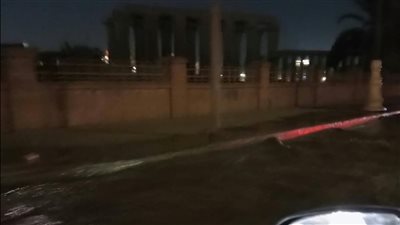 كارثة تثير القلق.. 30 سم من المياه تحاصر معبد الأقصر بالكامل