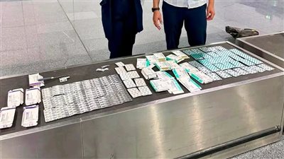 جمارك مطار القاهرة تحبط 3 محاولات تهريب.. ضبط 33 ألف دولار و93 علبة أدوية