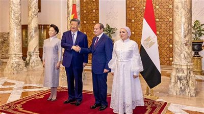 «الأبيض يجمعهما».. من أناقة المصرية القديمة إلى إطلالة السيدة انتصار السيسي