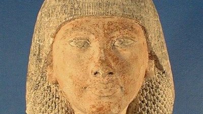 نبيل بملامح حزينة.. رأس من عصر حورمحب يكشف جمال فن الدولة الحديثة