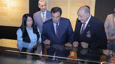 جورج قرداحي في مكتبة الإسكندرية.. جولة بين كنوز المعرفة والمتاحف والمعارض