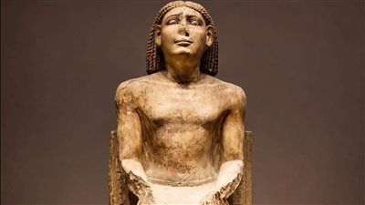 آخي إيب وأسرته في مشهد واحد.. تمثال جماعي يوثق مكانة الأسرة في مصر القديمة