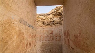 مقبرة من عصر جد كارع إيسسي..اكتشاف أثري جديد يكشف أسرار الإدارة والقضاء بسقارة
