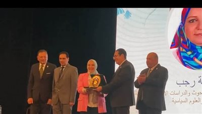 جامعة القاهرة تكرم 