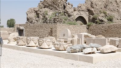 وجوه حتحور تتحدى الزمن.. كنوز حجرية تزين المتحف المفتوح بمعبد دندرة