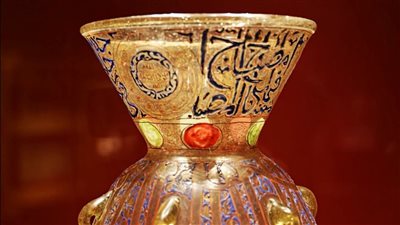 مشكاة مملوكية من الزجاج.. تحفة فنية أضاءت مساجد مصر قبل أكثر من 700 عام