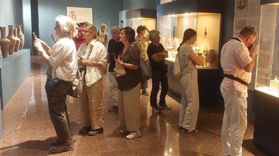 من فرنسا إلى قلب التاريخ المصري.. وفد سياحي فرنسي يزور متحف ملوي