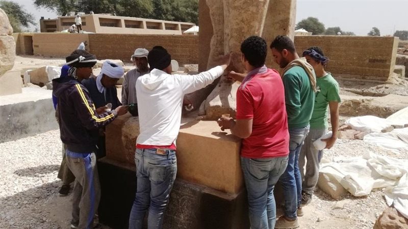 عاملون بالاثار