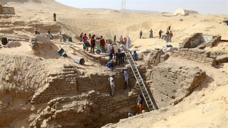 عاملون بالاثار
