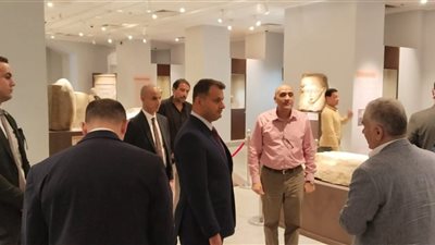 وفد قضائي عُماني يزور مقتنيات متحف الزعفران وتقنيات العرض المتحفي الحديثة