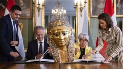بعد أكثر من ألفي عام.. سويسرا تعيد قناعا جنائزيا أثريا إلى مصر