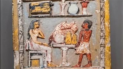 لوحة من الحجر الجيري بألوان زاهية تجسد جانبًا من طقوس القرابين في مصر القديمة