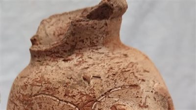 أوانٍ فخارية تكشف أسرار الدفن في تل اليهودية