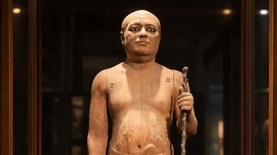 شيخ البلد.. تمثال مصري عمره أكثر من 4 آلاف عام بعيون تبدو وكأنها تنظر إليك
