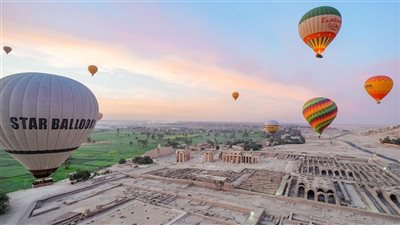 بعد توقف 3 أشهر.. البالون الطائر يعود لسماء الأقصر وسط إقبال كبير من السائحين