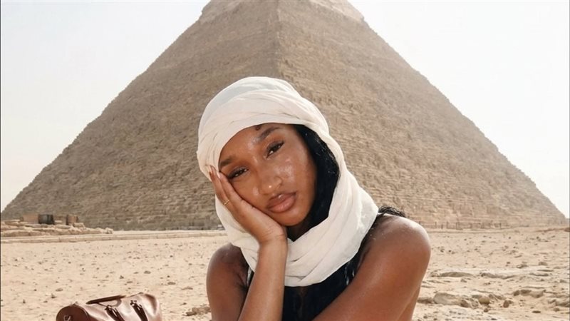 عارضة أزياء 