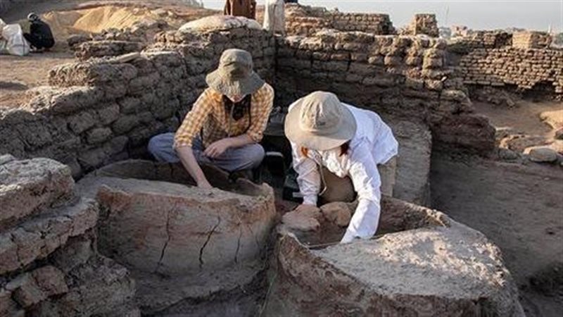 عاملون بالاثار