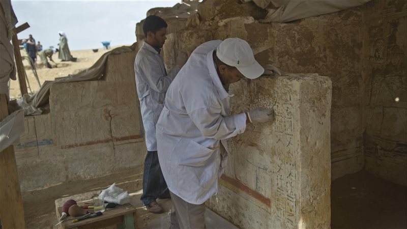 عاملون بالاثار
