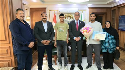 محافظ الجيزة يكرم مواطنًا أنقذ طفلًا من السقوط