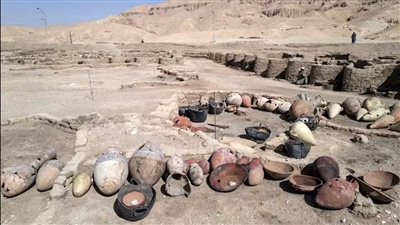 إناء فخاري من المدينة الذهبية يكشف أسرار الحياة اليومية في عصر أمنحتب الثالث