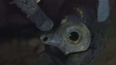 قبل اختراع الكهرباء.. مصباح زيتي أثري يكشف كيف أنار المصري القديم ظلام الليل