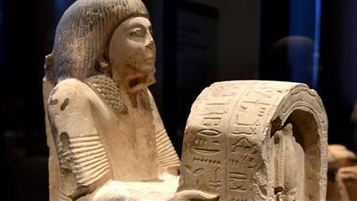 سرّ خفي تحت رداء وزير.. حبل حول العنق يحمل أختامًا تكشف  أسرار مصر القديمة
