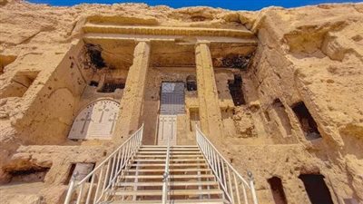 سلالم وسط الجبل تقودك إلى كنائس صخرية ومقابر أثرية في أسيوط