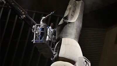 المتحف المصري الكبير ينشر صورًا لأعمال تنظيف تمثال رمسيس الثاني العملاق