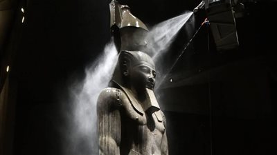 تمثال الملك رمسيس الثاني بالمتحف المصري الكبير.. عناية دقيقة تحافظ على الحضارة