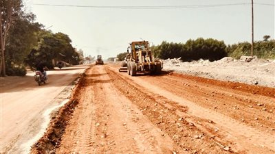 محافظ الجيزة يتابع توسعة ورصف طريق برطس المنصورية