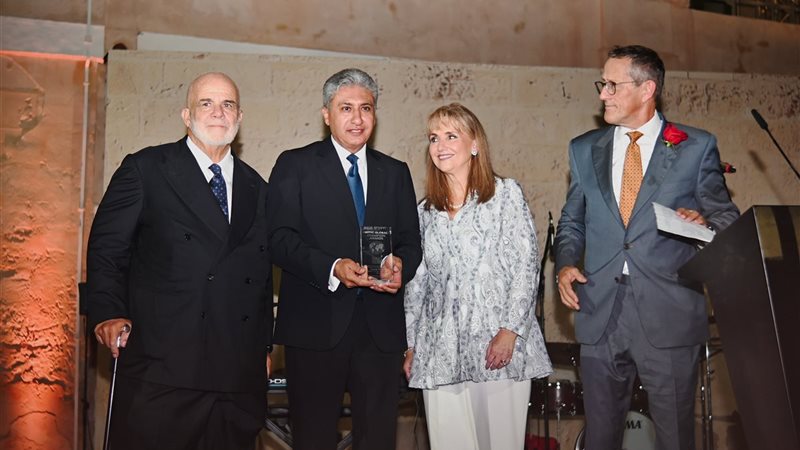 وزير السياحة يتسلم الجائزة 