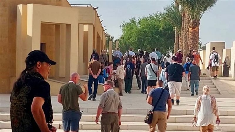السائحين 